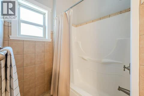 Main level 4-piece bathroom at 1124 Fairview Road, Oliver